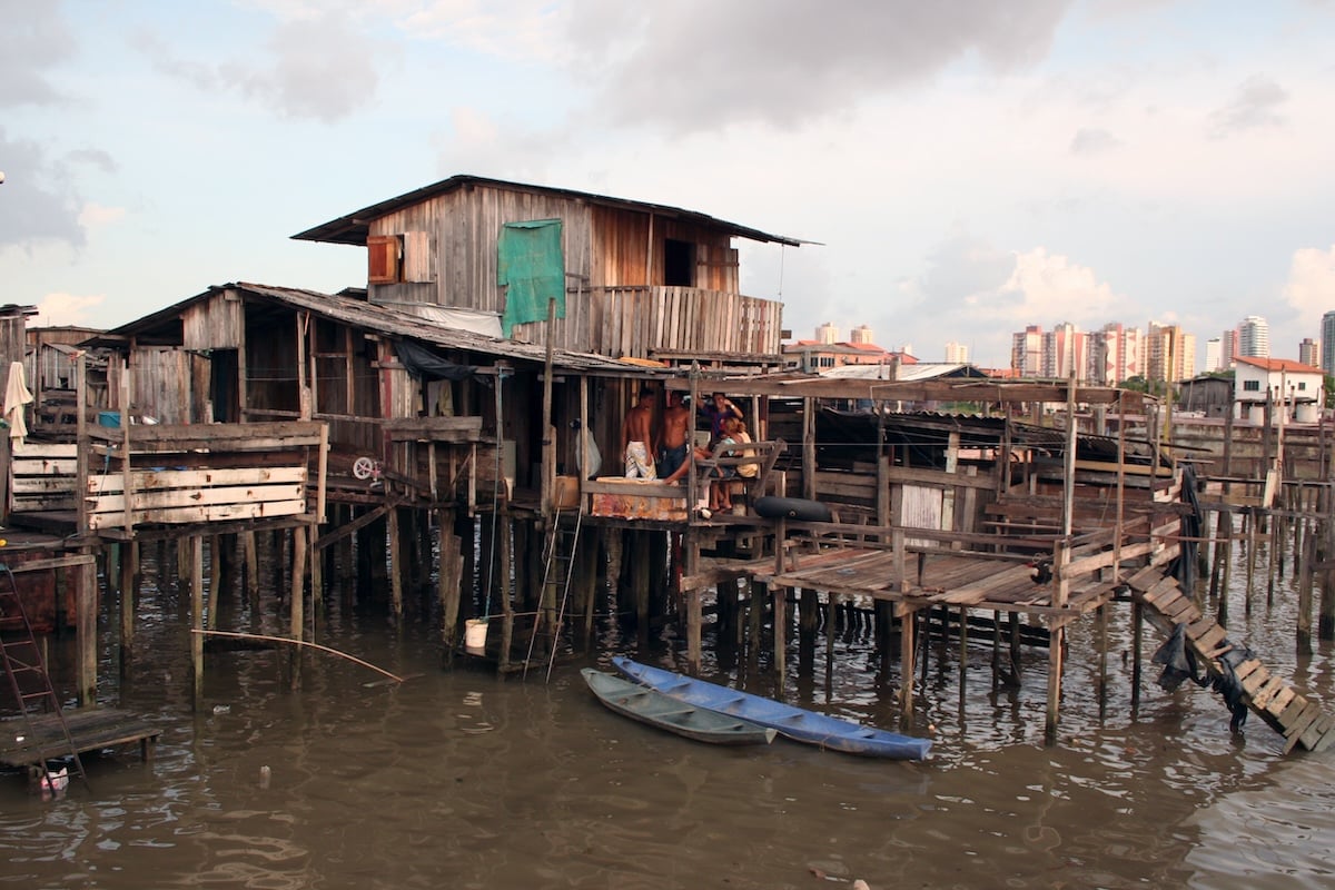 Dans la Vila da Barca, une baixada (favela) un peu plus au nord de la ville, on trouve encore beaucoup de maisons sur piloti. (c) Celso Abreu 