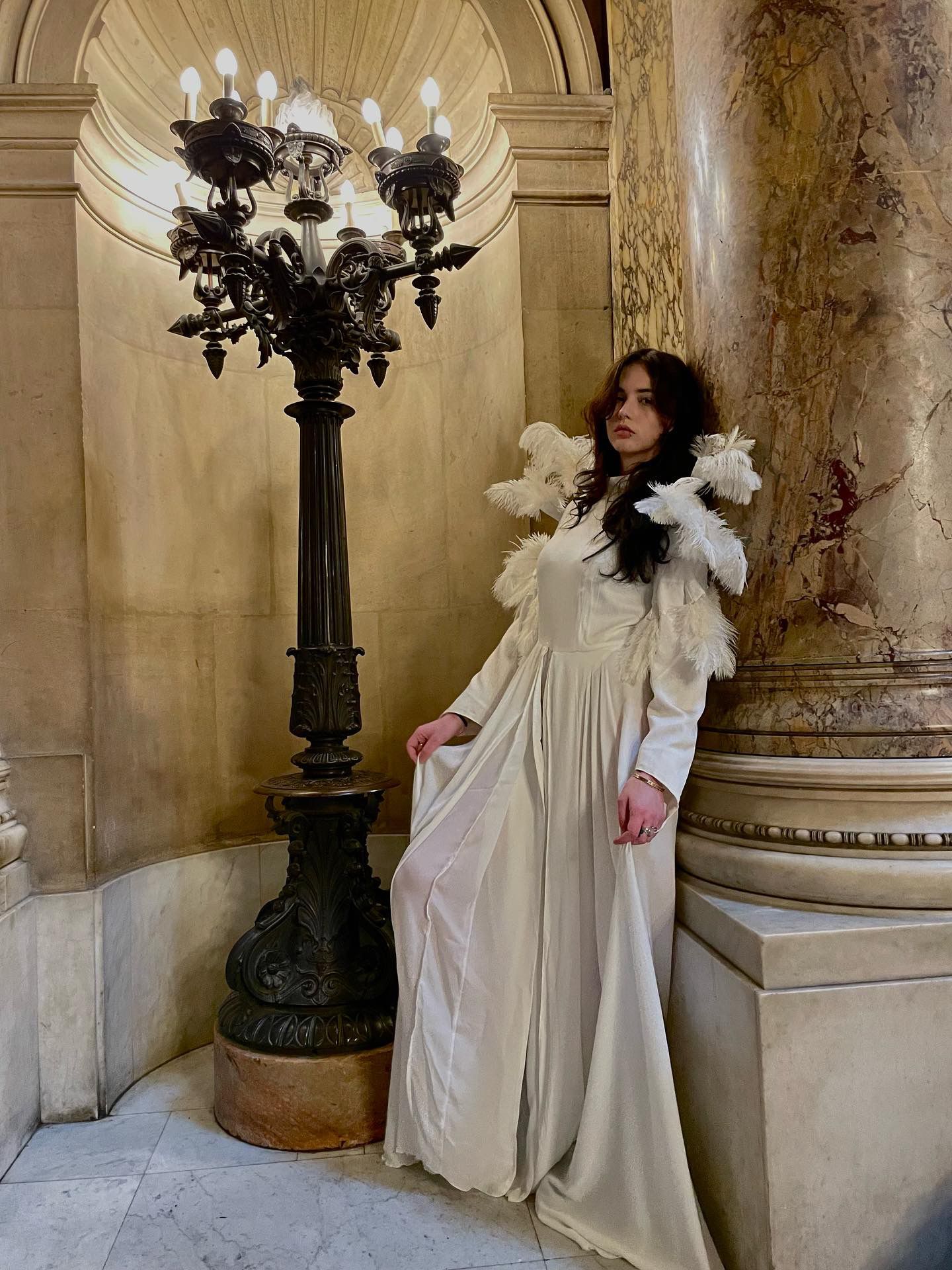 Robe inspirée du plumeau, réalisée en viscose de polyester, crêpe et mousseline, avec des plumes d’autruche synthétiques.