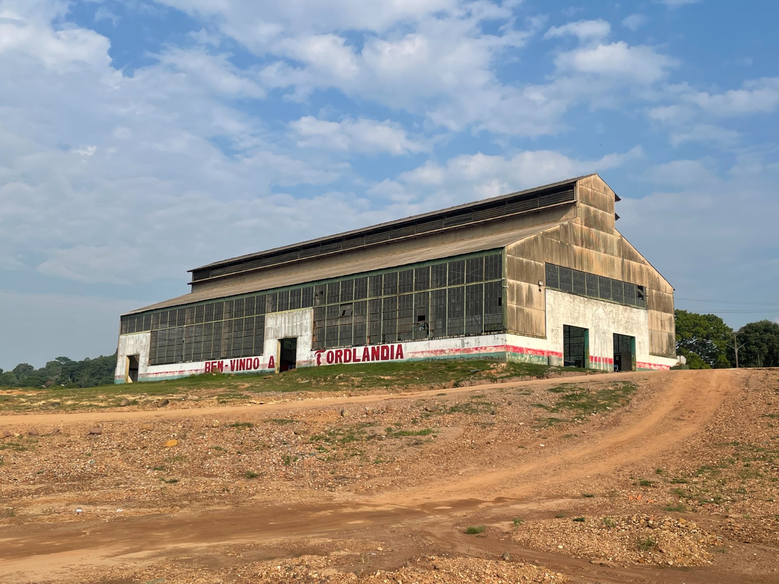 La ville et les entrepôts sont toujours debout, plus de 80 ans après leur abandon. (c) Camila Fialho  