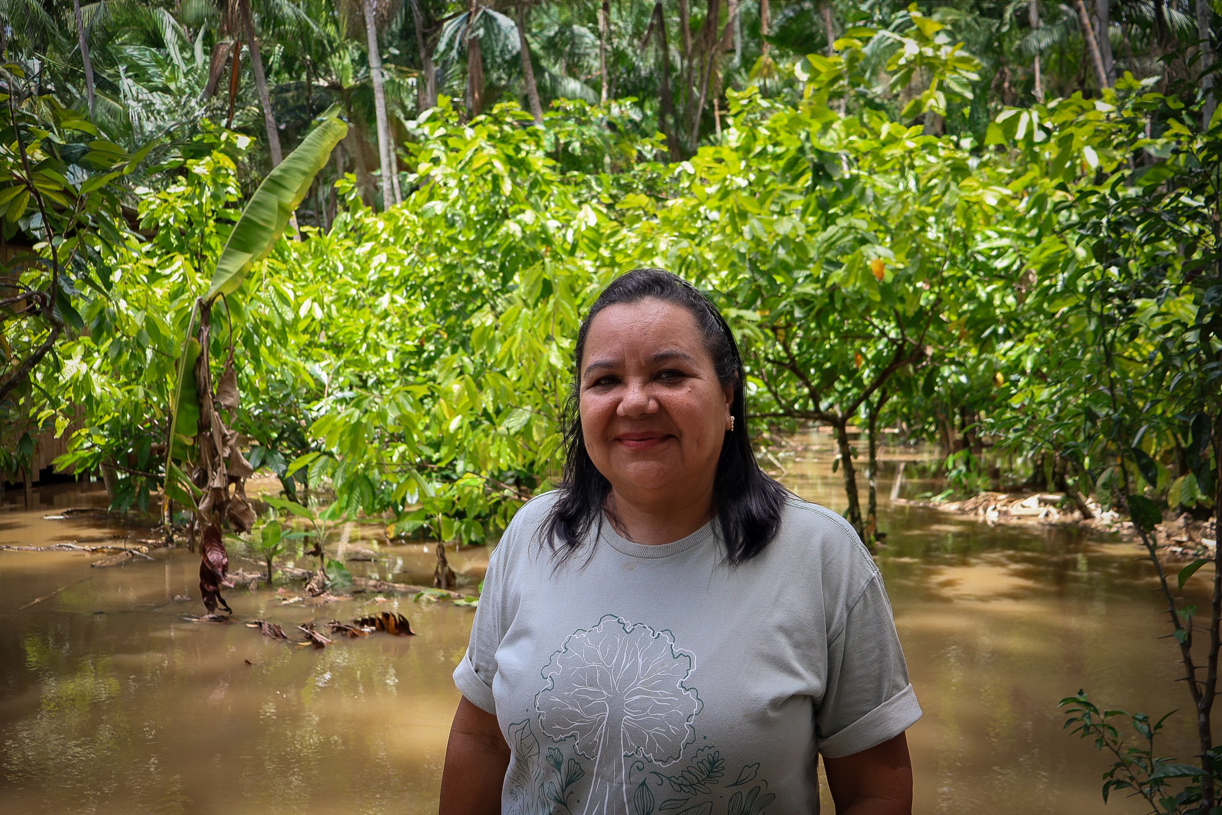Dona Nena, devant sa plantation de cacaoyer, inondés par la marée de la pleine lune (c) Dany Neves pour Station Amazonie