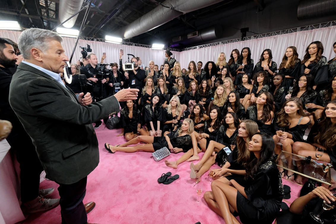 Ed Razek en backstage de Victoria Secret en 2018