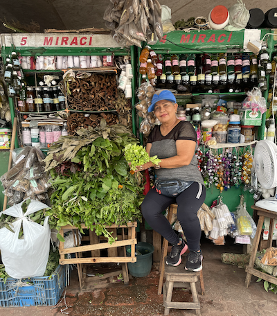 Dona Miraci, mon herboriste préférée (c) archive personnelle Hugo Kloeckner