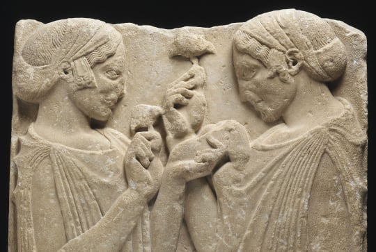 Fragment de stèle funéraire dite de l'Exaltation à la fleur représentant Déméter et sa fille Coré ( que l'on peut admirer au Louvre. 