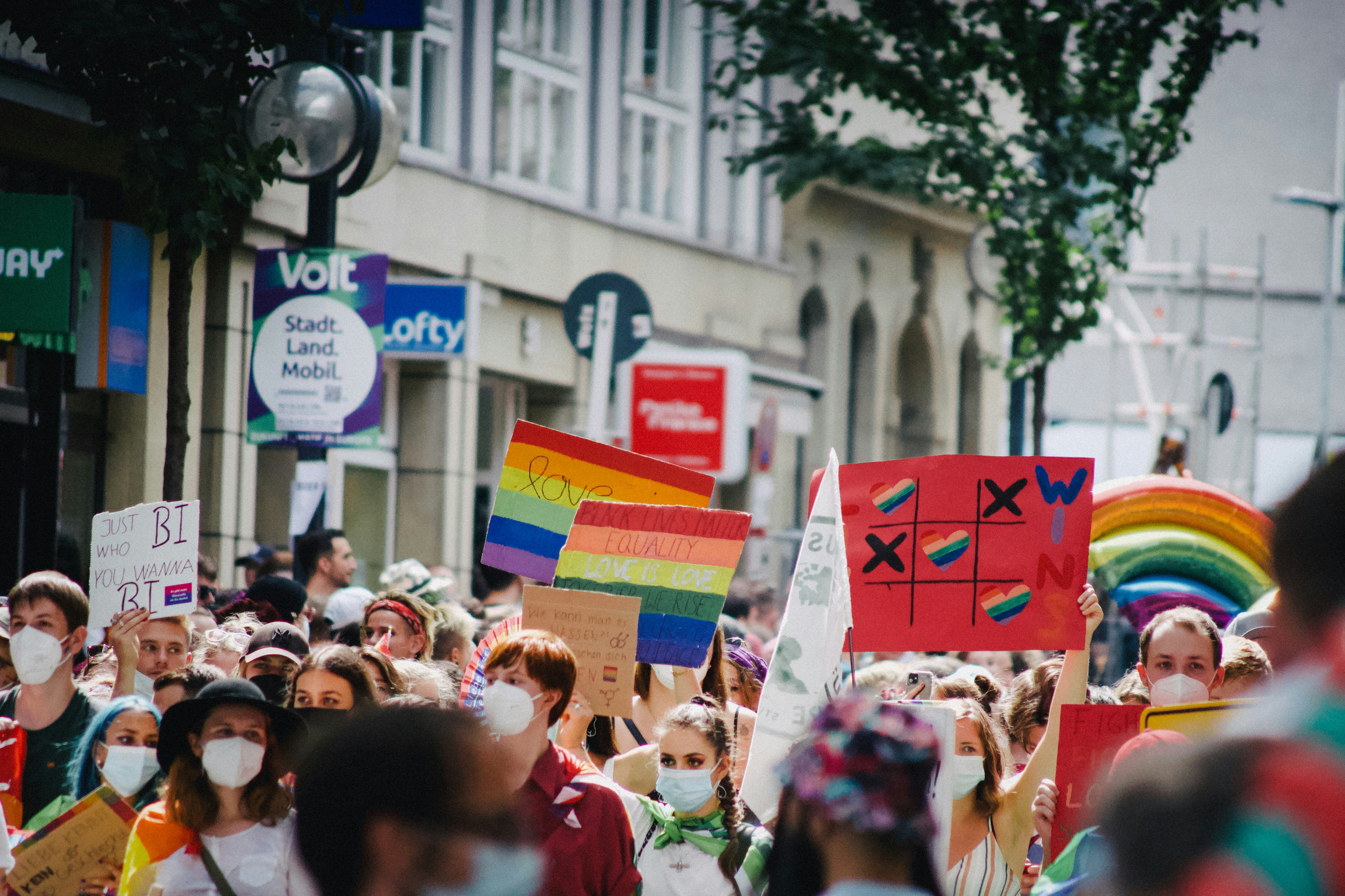 Marche des fiertés, Stuttgart, Allemagne, date inconnue. (Photo de Christian Lue/Unsplash)