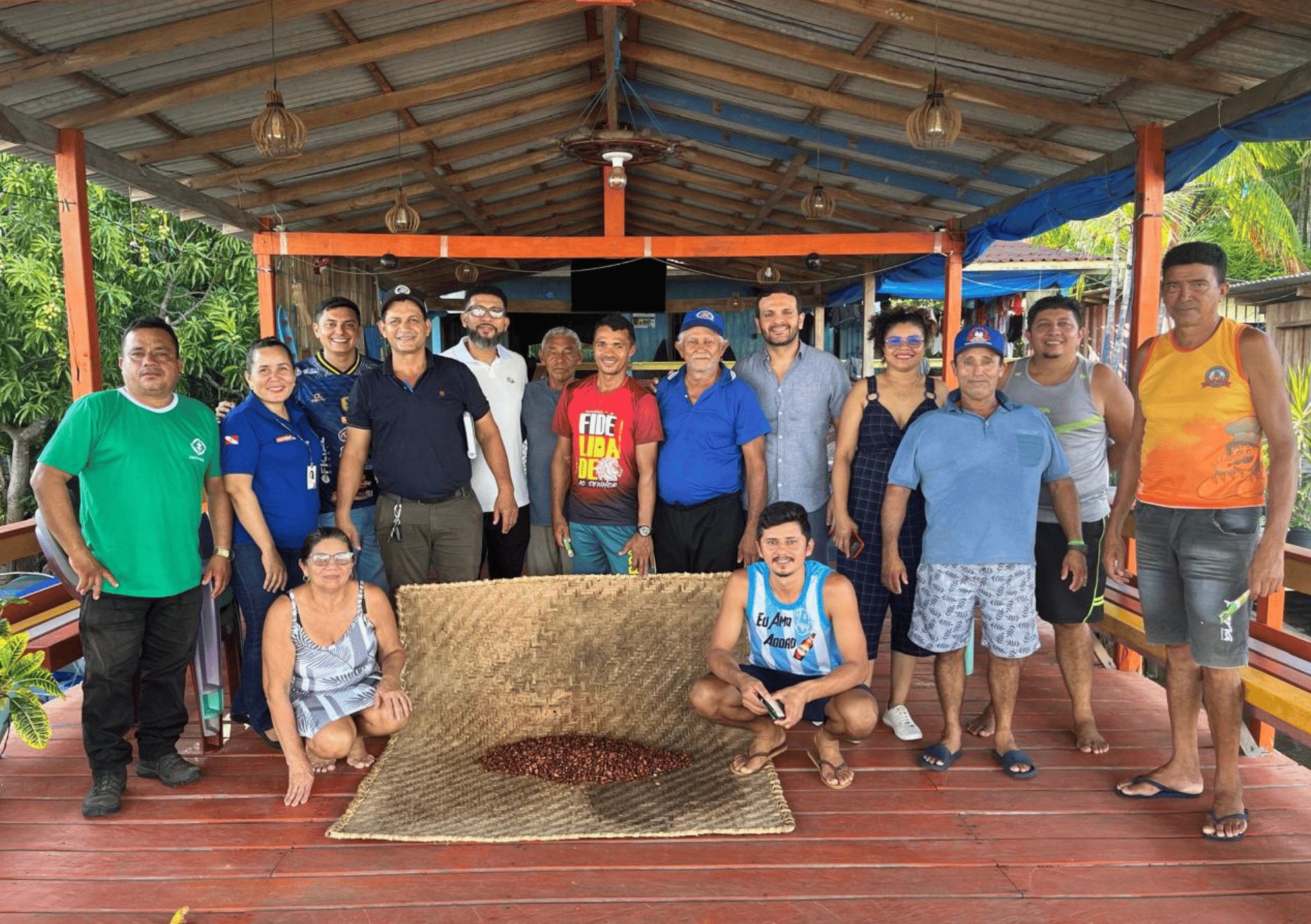Augusto (cinquième depuis la droite) lors du visite à des producteurs de cacau à Mocajuba, au bord du fleuve Tocantins (c) archive personnelle José Augusto Lacerda Fernandes