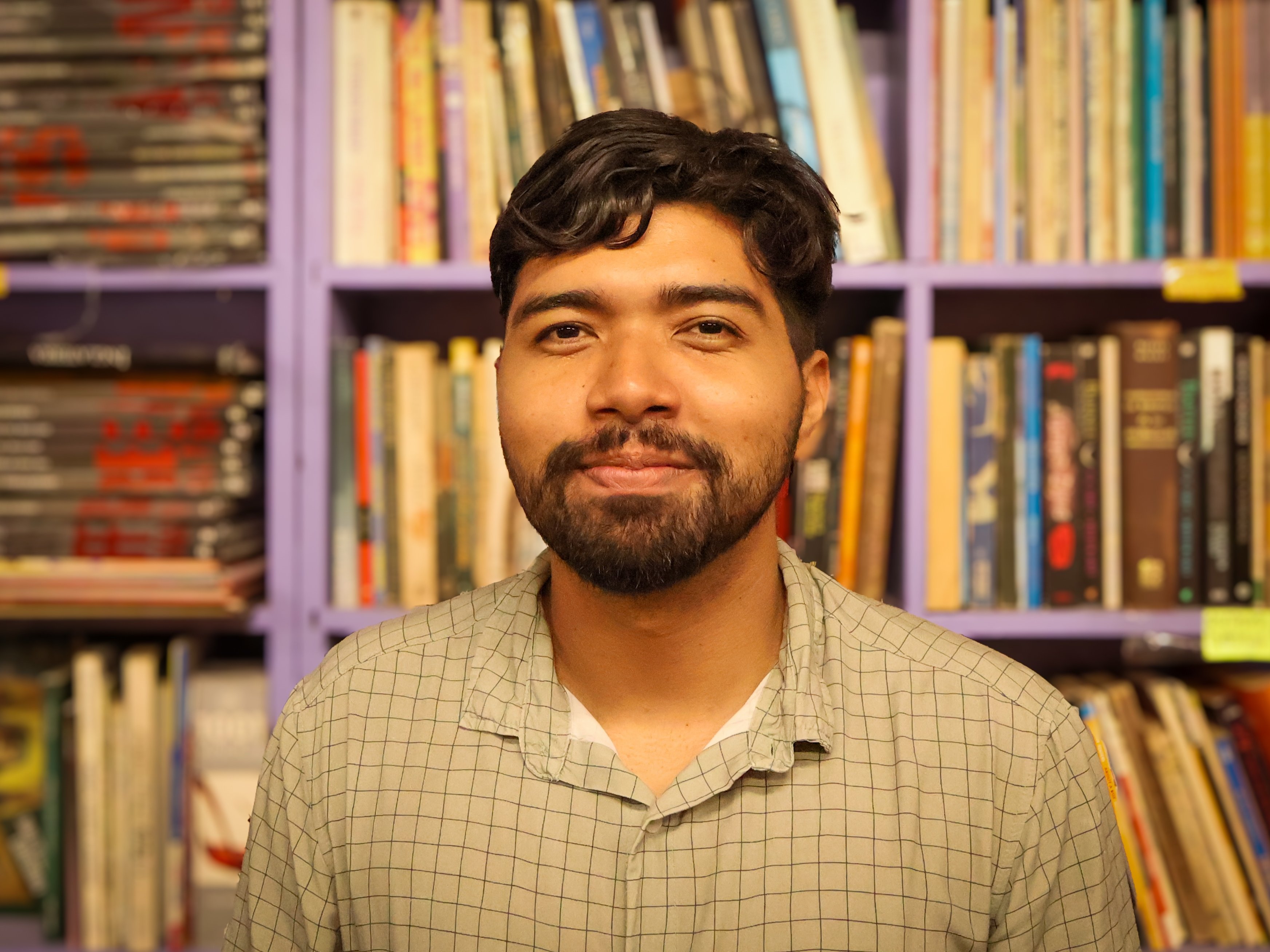 Jean Silva , 30 ans, dans la bibliothèque de quartier qu'il a créé  © Dany Neves pour Station Amazonie
