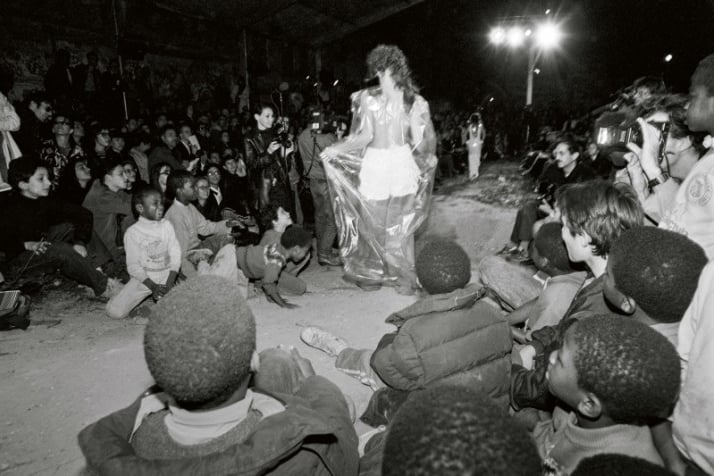 Défilé dans une aire de jeux abandonnée, Seine-Saint-Denis, Automne 1989