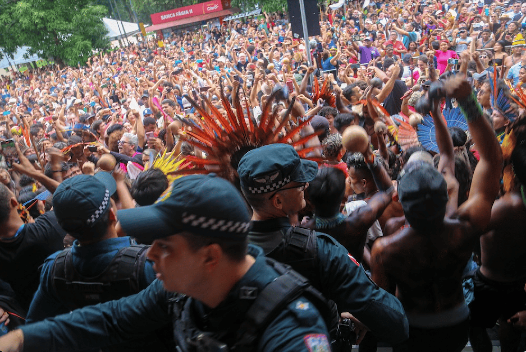 La foule en liesse devant l'assemblée le jour du retrait de la loi (c) Amarilis Marisa