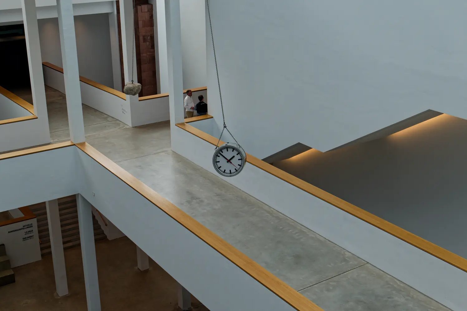 Et bam le temps qui passe qui vole en mouvement "perpétuel" au milieu du hall principal, tout ça pour ne pas s'embêter à avoir plusieurs horloges.