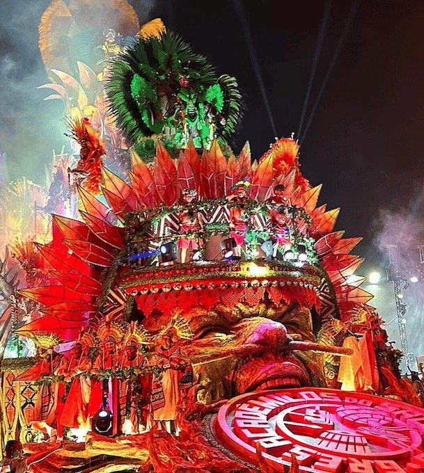 Davi Kopenawa (au centre sur l'image) défile sur un char (c) Hugo Reis