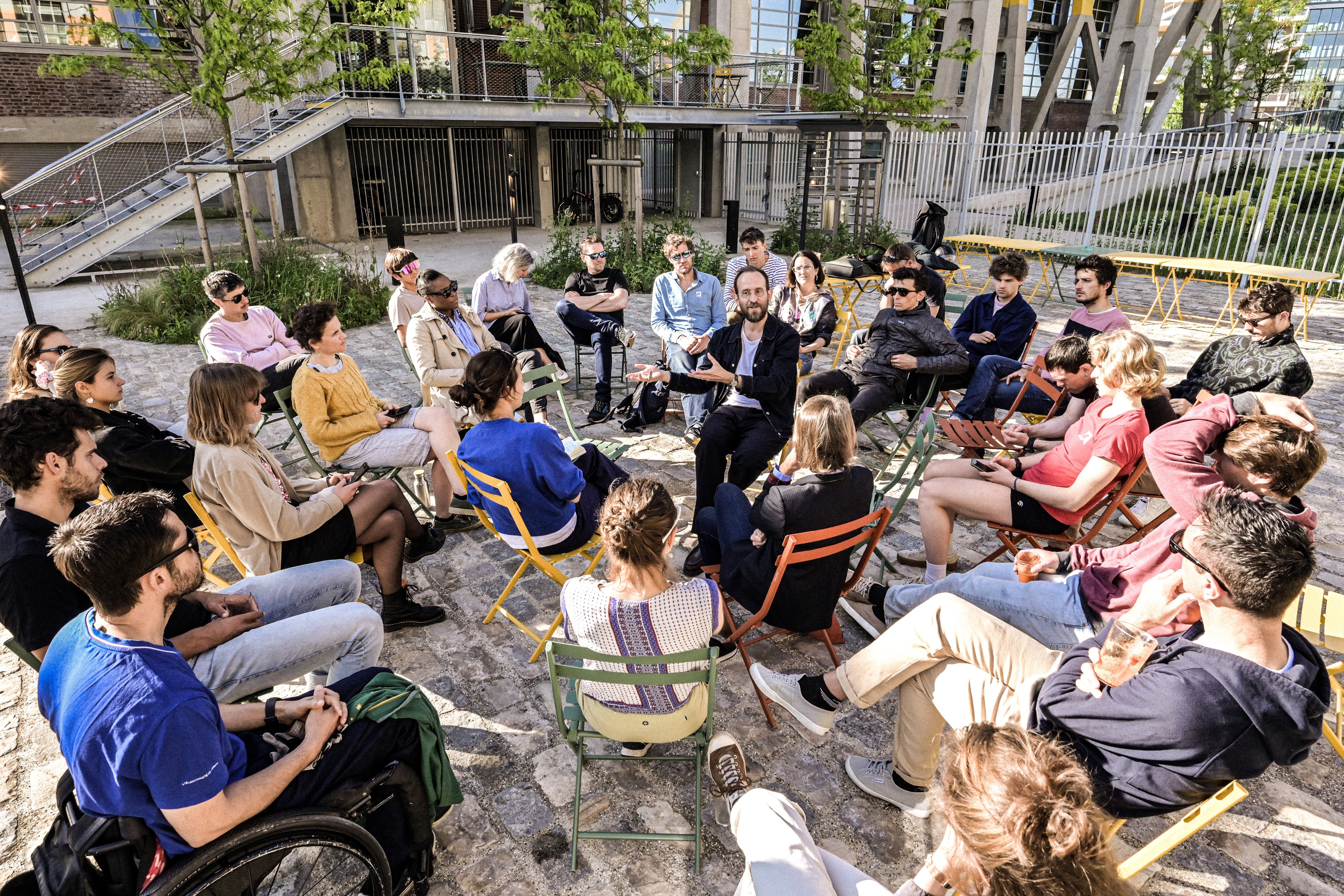 Vous connaissez les fishbowls, ces conférences participatives où l’on place les intervenant·es à égalité avec le public ? Contactez nous si le format vous intrigue