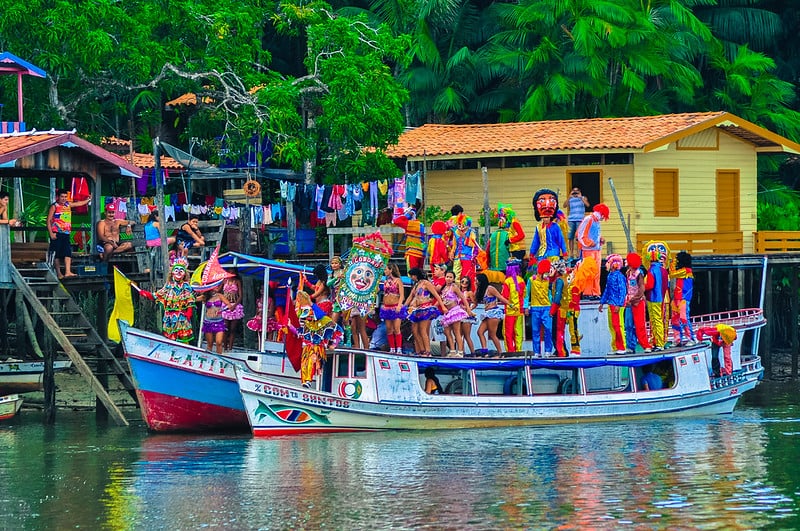 les foliões (carnavaliers) sur le point de partir en cortège (c) fora do eixo