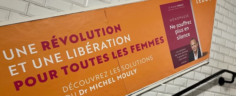 Affiche dans les escaliers du métro parisien