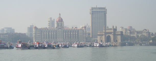 Le Taj Mahal face à la Porte de l'Inde