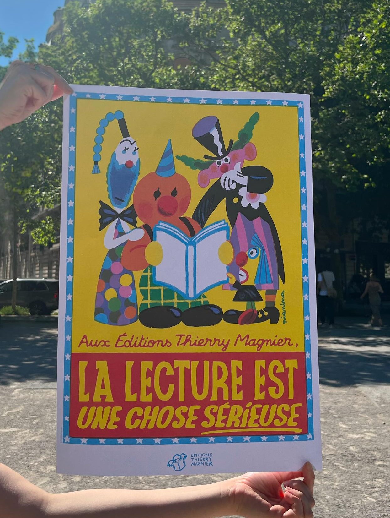 Qui a dit que la lecture était une chose sérieuse ? L’édition 2025 de l’affiche des éditions jeunesse Thierry Magnier, avec une illustration de Vincent Pianina.
