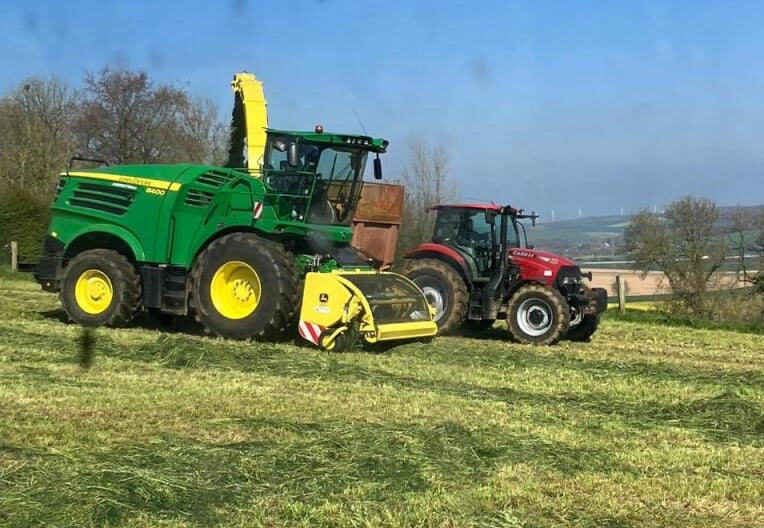 Récolte d'herbe pour préparer le stock hivernal (Crédits : Jacques Huet)