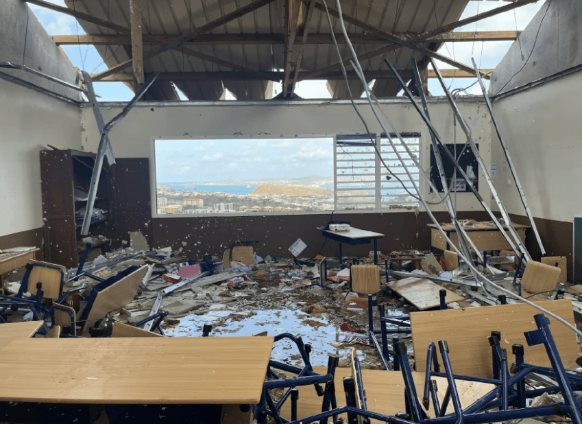 Une salle de classe après le passage du cyclone Chido, à Mayotte.