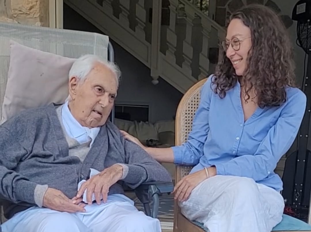 Mon père entrain d'écouter mon discours, photo extraite d'une video prise sur téléphone