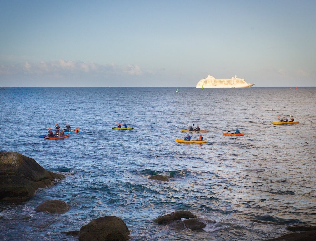 17 kayakistes ont bloqué l'entrée du port de Concarneau. (photo Claude Herledan)