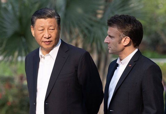 Emmanuel Macron et Xi Jinpig dans le jardin de la résidence du gouverneur de Guangdong, en Chine, le 7 avril 2023. © Jacques Witt/SIPA/Shutterstock