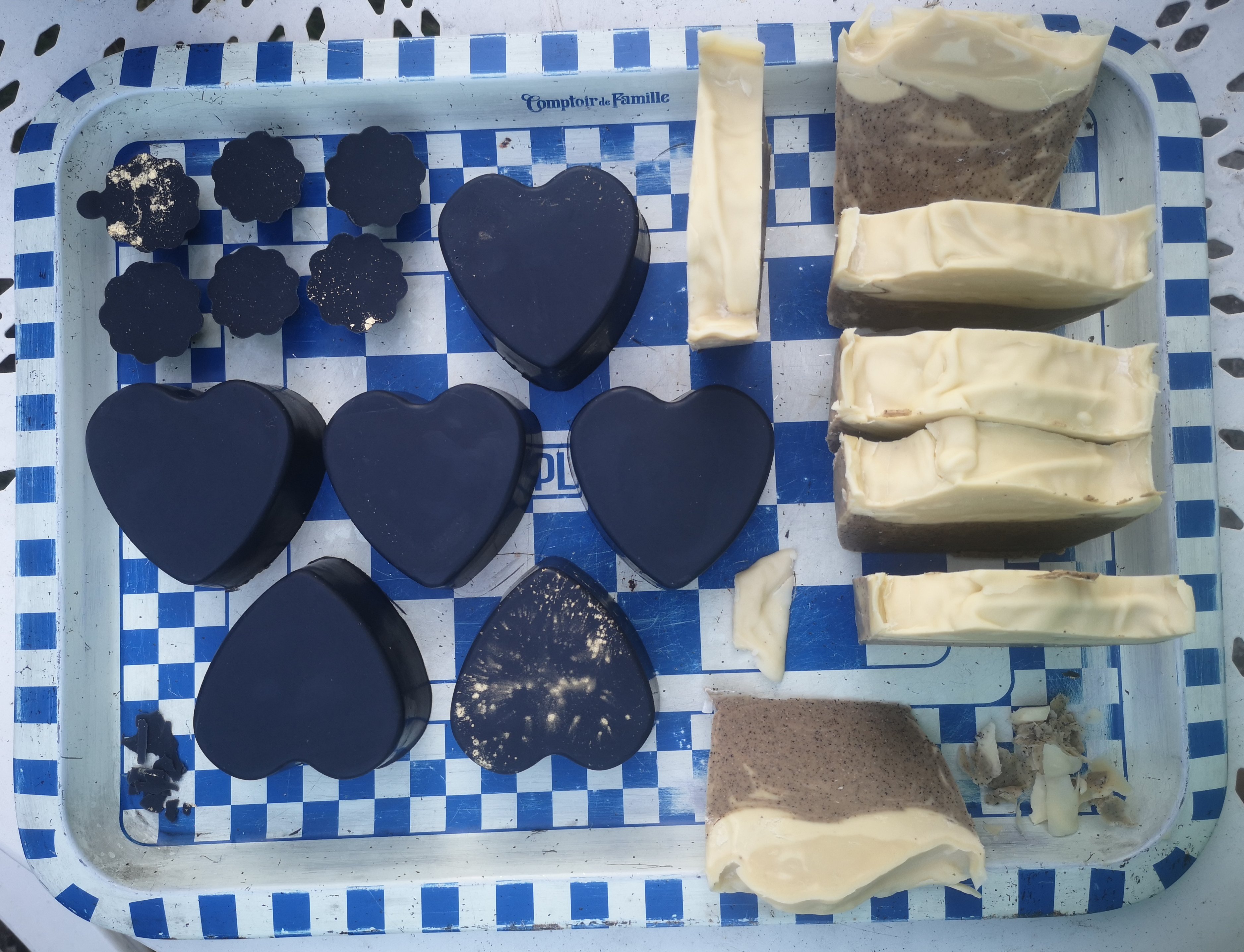 À gauche un savon au charbon activé, et à droite une savon exfoliant au café ♥