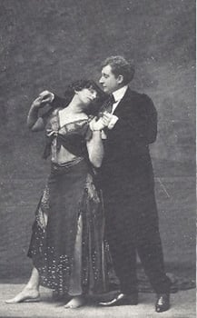 Picture of Colette and her girlfriend, Missy, during a show (Les amis de Colette)