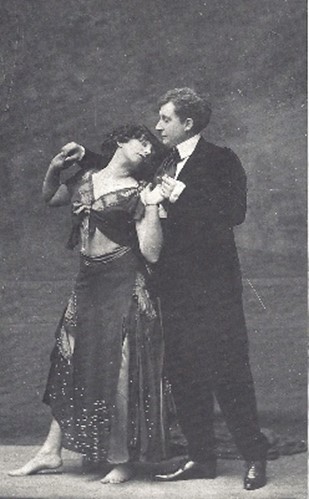 Picture of Colette and her girlfriend, Missy, during a show (Les amis de Colette)