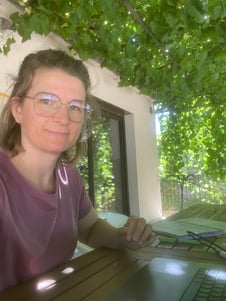 Je me suis mise dans les bonnes conditions pour rédiger cette première newsletter : en extérieur, au son des cigales et du vent dans les feuilles. Dépasser le défi de la page blanche n’est pas si simple.
