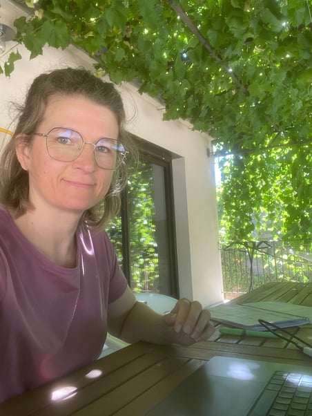 Je me suis mise dans les bonnes conditions pour rédiger cette première newsletter : en extérieur, au son des cigales et du vent dans les feuilles. Dépasser le défi de la page blanche n’est pas si simple.