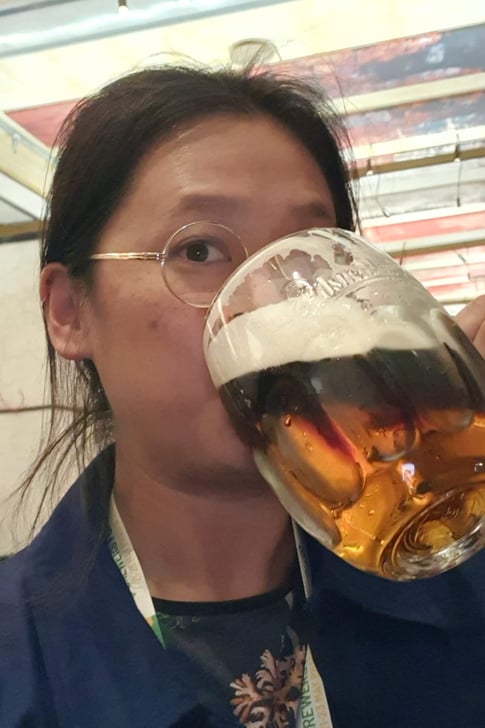 Autophoto de Juliette qui boit une Rezané, mix de light et dark