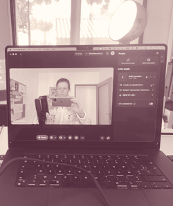 J'ai testé un nouvel outil et un nouveau setup pour le podcast, j'ai hâte de vous partager les prochains épisodes ! Bon, ça ne se voit pas sur mon visage, j'étais concentrée ! ahah !