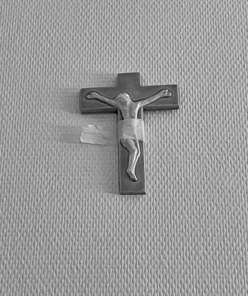 Vu au dessus de la porte d'une chambre de la clinique Saint Jean de Dieu à Paris. 