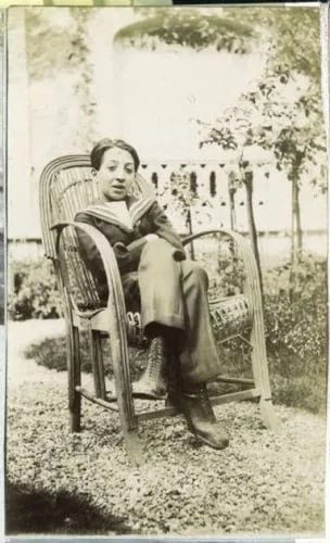 René Lacoste à l'âge de 10 ans dans la maison familiale de Courbevoie. ©Société Historique de Courbevoie
