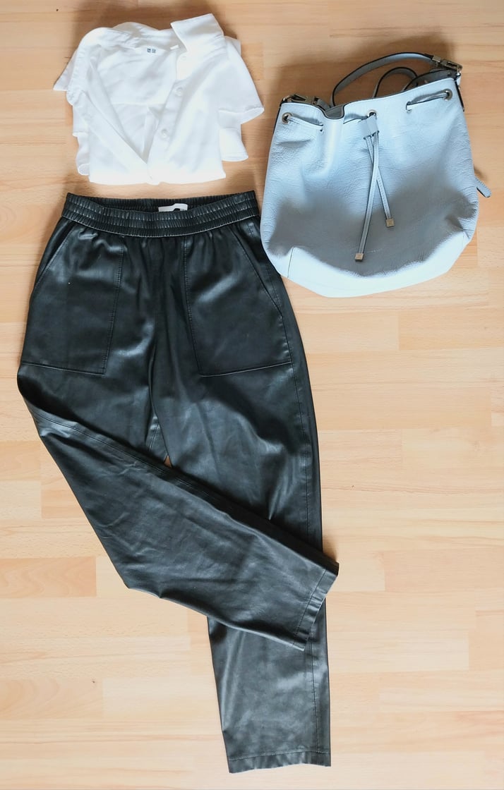 sac Coccinelle baby blue, chemise Uniqlo, pantalon Boss