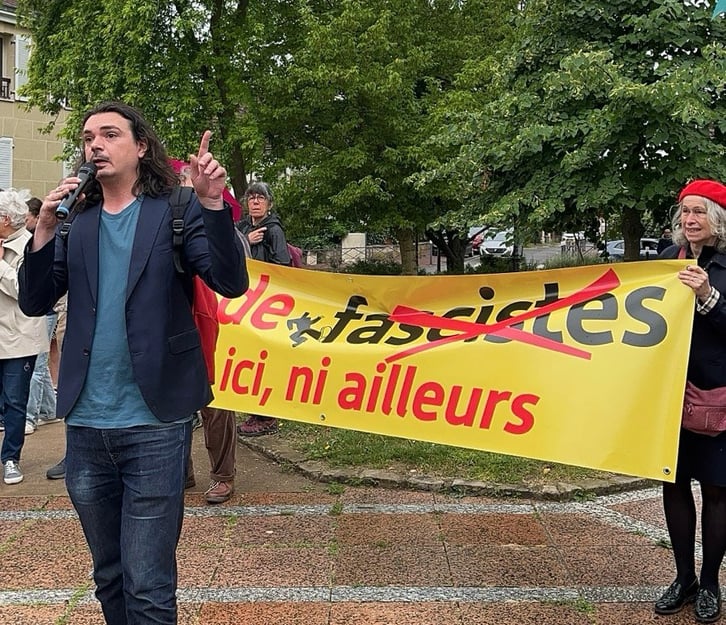 Au premier plan : Benjamin Burlon, élu Antony Terre Citoyenne. En arrière plan, à droite : Clare Donavan, élue Antony Terre Citoyenne.