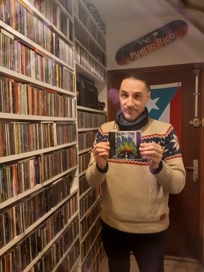Adrien Vanbocquestal présente l'album Playero 37 devant sa collection de CDs de reggaeton.