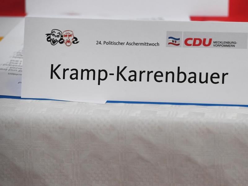 Comme beaucoup d'autres, l'ancienne présidente de la CDU Annegret Kramp-Karrenbauer a rajouté le nom de son mari à celui qu'elle portait avant son mariage