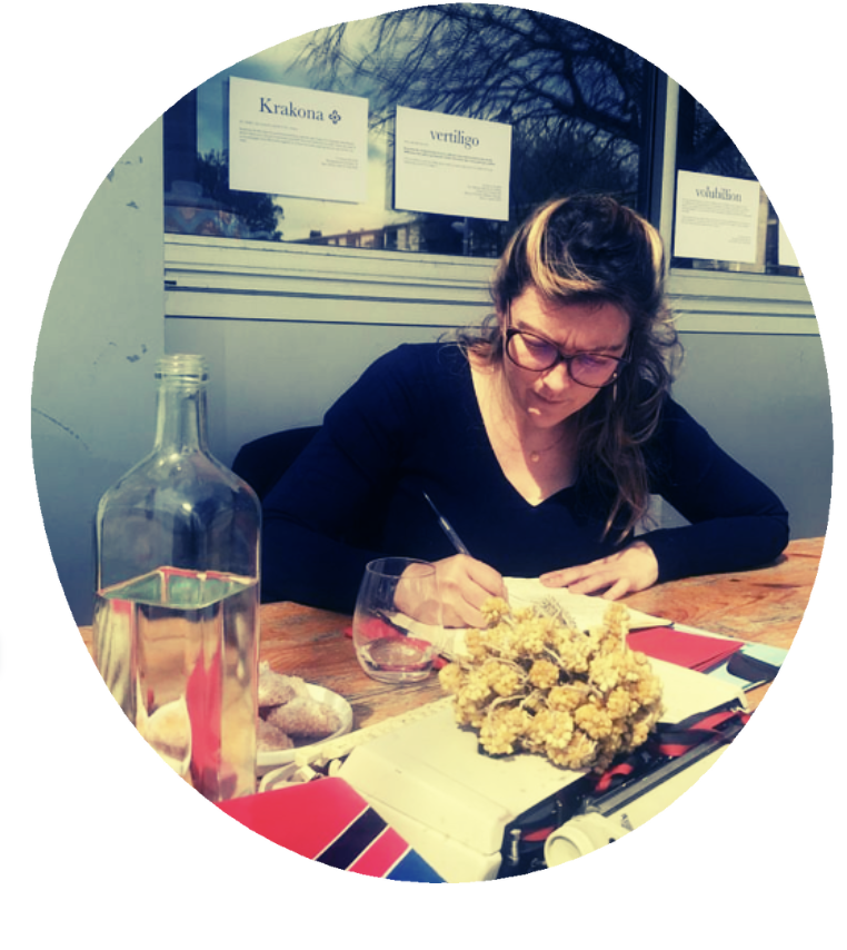 Jeanne Henin à Arles en aout 2023, attablée à son bureau de réalité linguistique © Atelier Zaatar