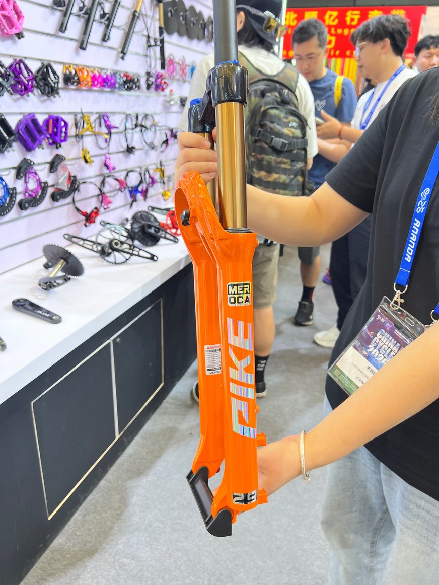Ici, c'est la Pike de chez Rock Shox qui a servi "d'inspiration"