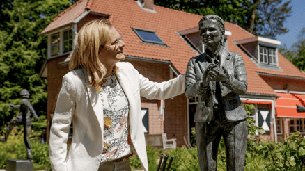 Sarina Wiegman à côté de la statue à son effigie- KNVB