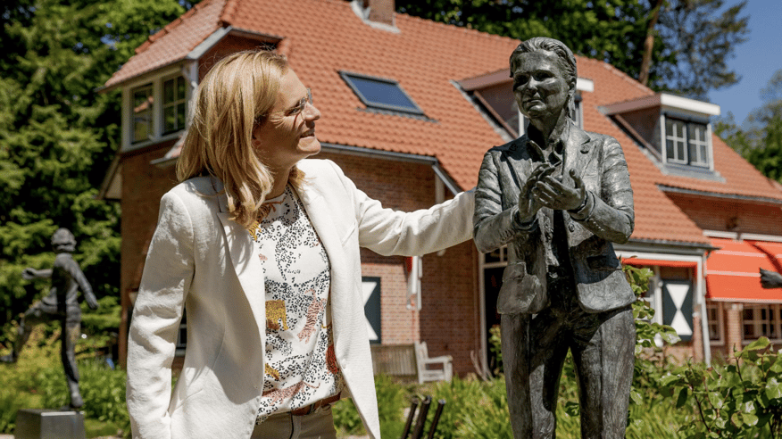 Sarina Wiegman à côté de la statue à son effigie- KNVB