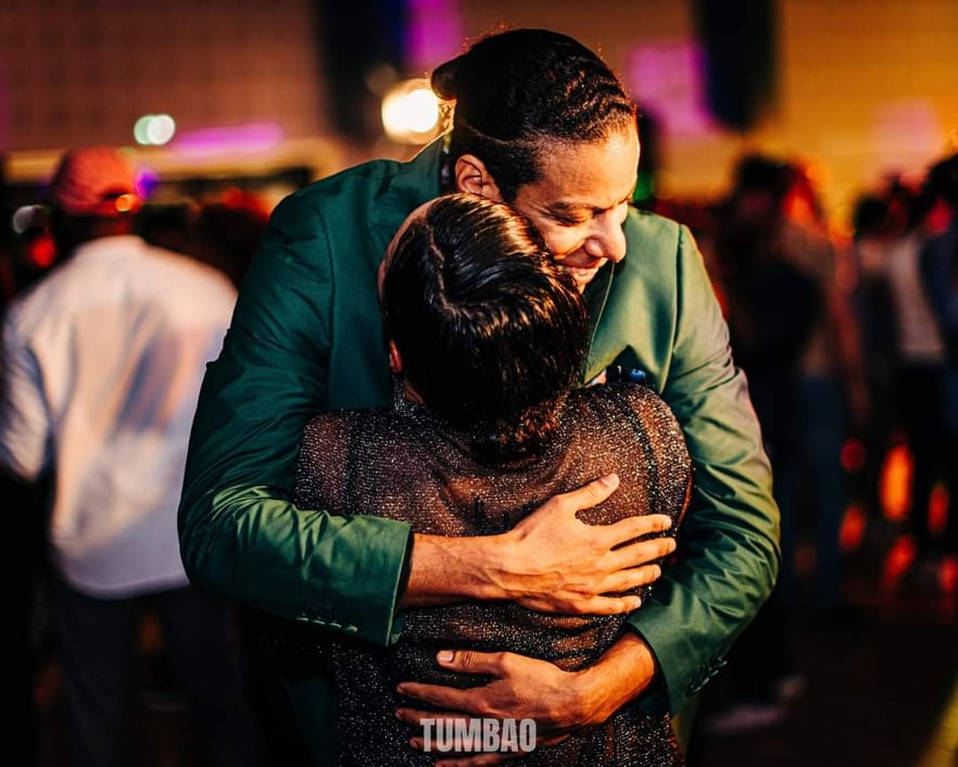 Un câlin est un outil puissant pour apaiser les tensions, sans un mot.
