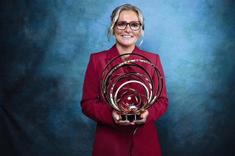 Sarina Wiegman avec le Trophée Cruyff 2025 - L'Equipe