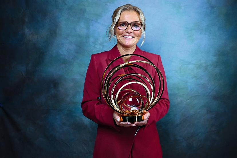 Sarina Wiegman avec le Trophée Cruyff 2025 - L'Equipe