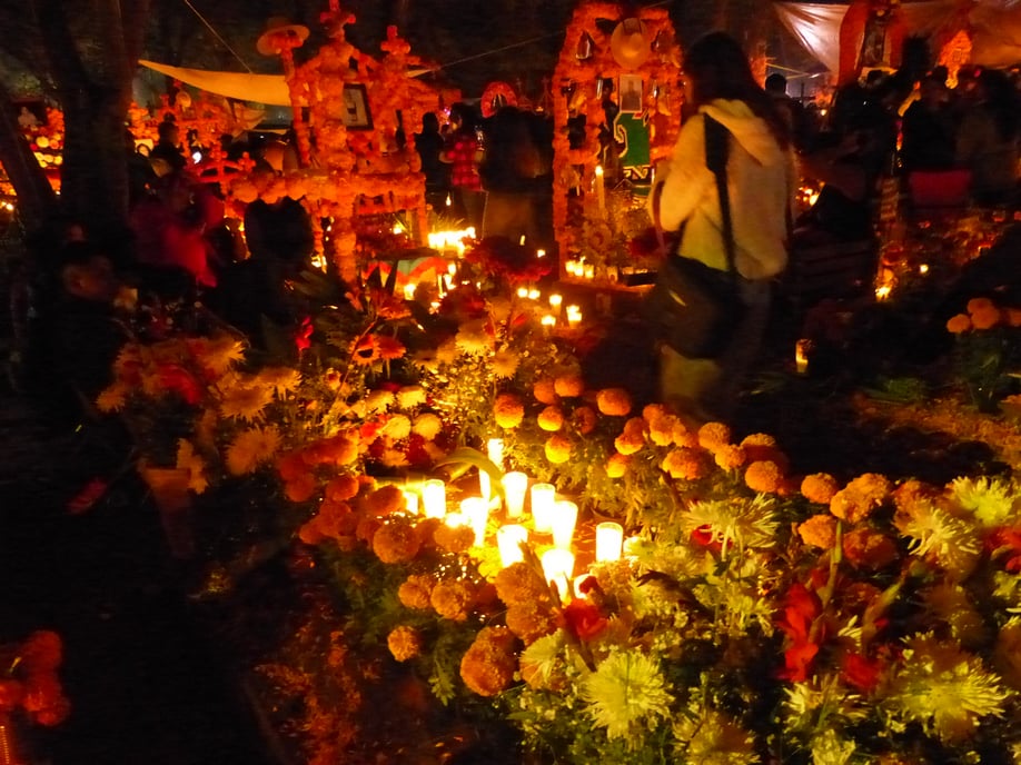 Traje de flores y luz - Panteón municipal de Tzintzuntzan, Michoacán
