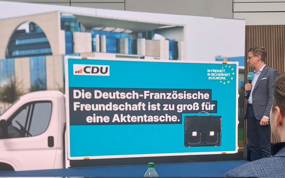"L'amitié franco-allemande est trop grosse pour un cartable" : une référence à l'accessoire fétiche d'Olaf Scholz