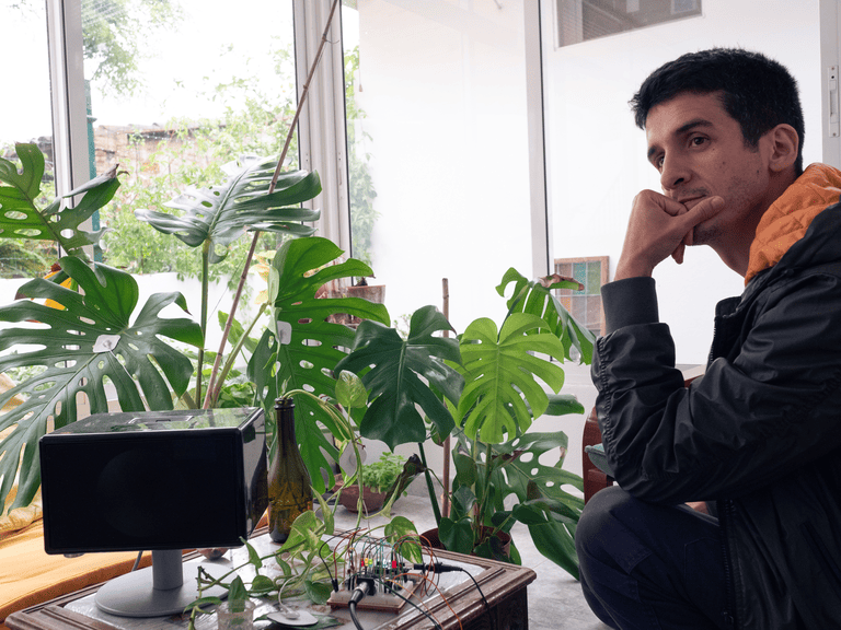 Ander aka When... Plants... Sing con sus plantas y su dispositivo Arduino en Horta, Barcelona 📸 Fixie Motion