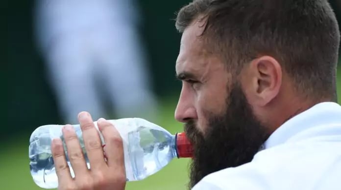 "Eh les copains, moi aussi je sais faire, r'gardez !" ajoute Benoît Paire