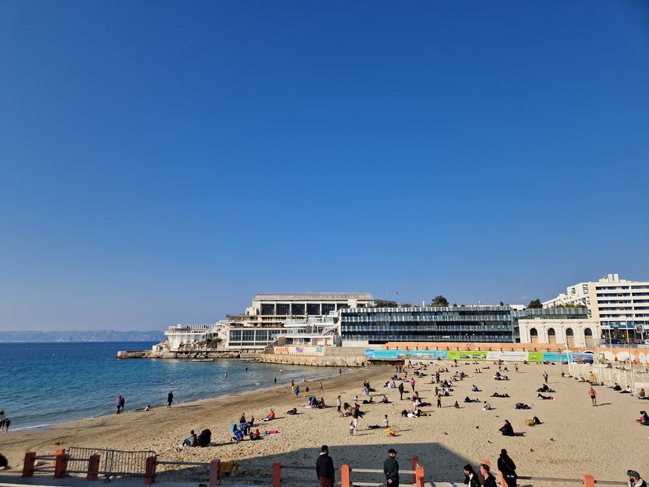 Lundi 15h: La plage des catalans à Marseille est un bon terrain de jeu