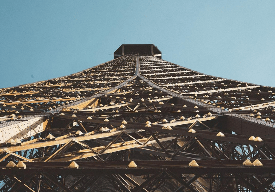 Numéro 308 • La dame de Gustave by Petit Loup Production